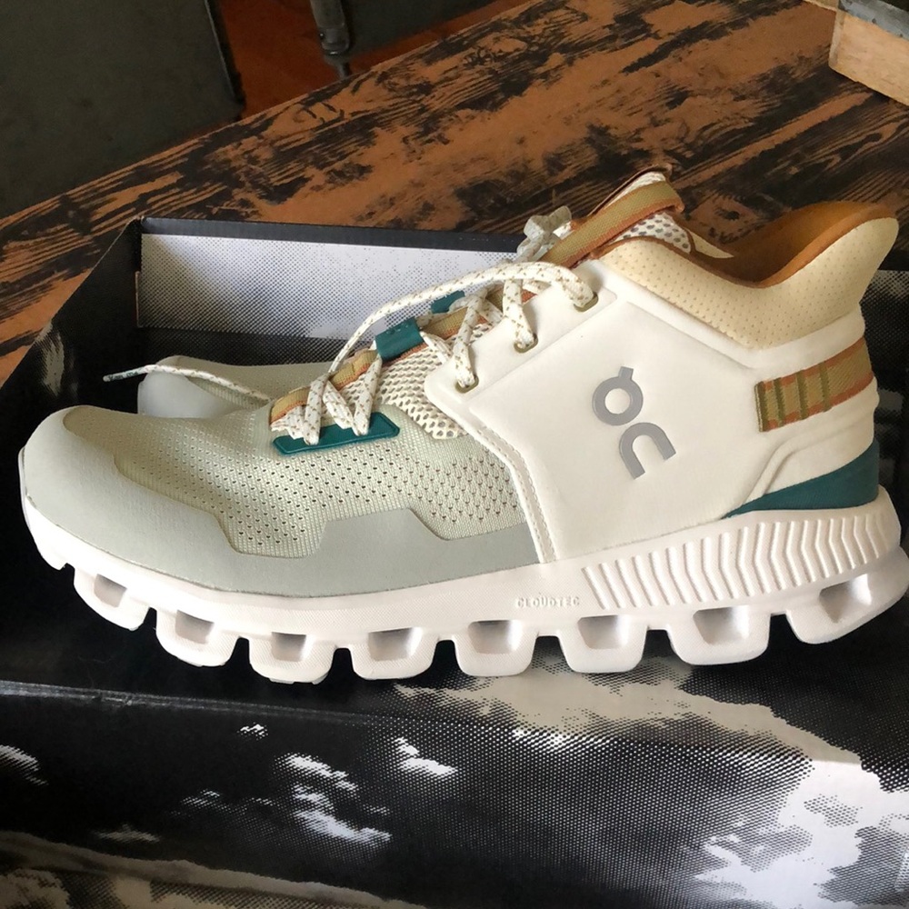 On cloud men size 9 tennis shoe